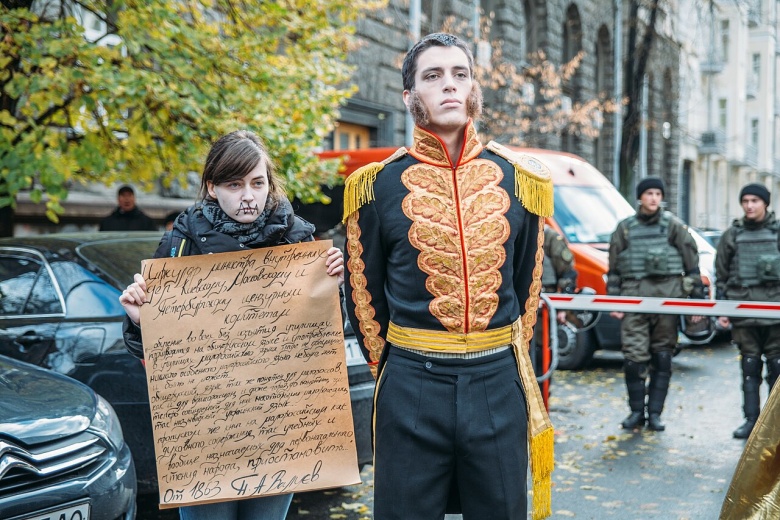 Украинские активисты изображают Петра Валуева и его циркуляр на акции в защиту национального языка. Киев, 9 ноября 2015 года
