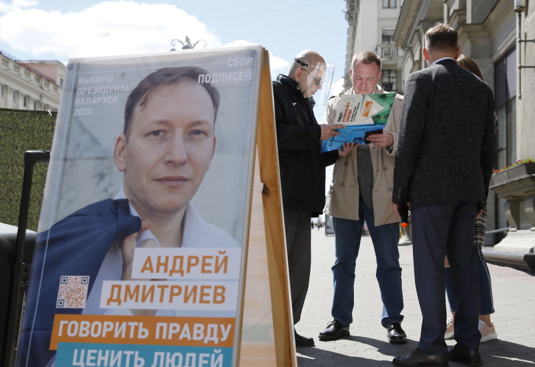 Сбор подписей на улице Минска. Фото: Tatyana Zenkovich / EPA / TASS