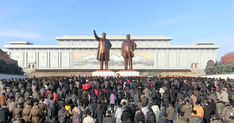 Люди на площади в Пхеньяне во время Нового года. Фото: KCNA / Reuters