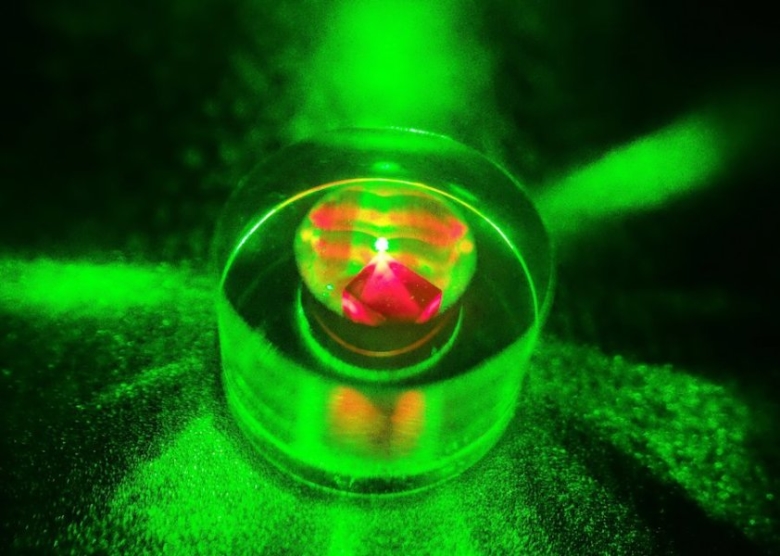 Алмаз, подвергающийся воздействию зеленого лазера. Фото: Jonathan Breeze, Imperial College London
