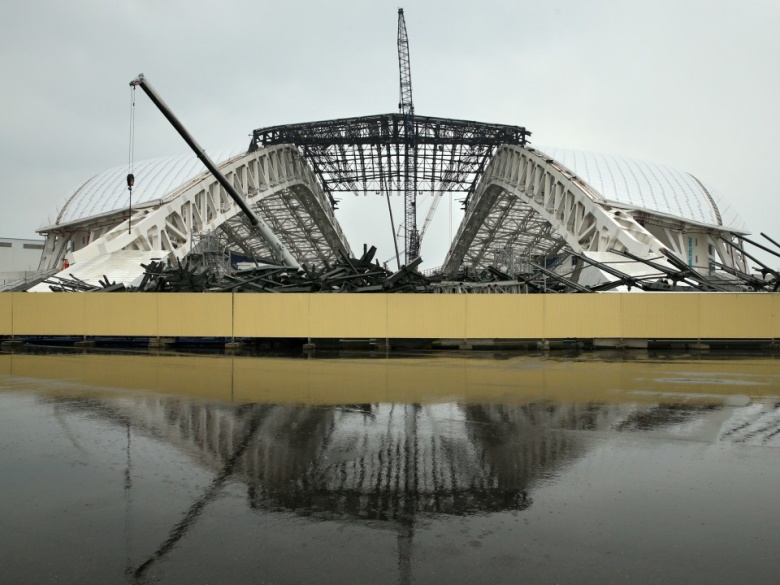 Демонтаж центральной части крыши стадиона «Фишт». Фото: Валерий Шарифулин/ТАСС