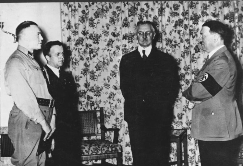 Ялмар Шахт (в центре) на одном из совещаний по перевооружению Германии с участием Гитлера, 1936 год