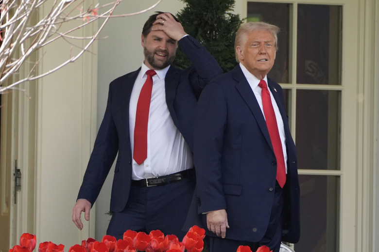 Президент Дональд Трамп и вице-президент Джей Ди Вэнс задержались возле Овального кабинета после мероприятия по случаю приветствия национальных чемпионов по студенческому футболу 2025 года — футбольной команды Университета штата Огайо — на южной лужайке Белого дома в понедельник, 14 апреля 2025 года, в Вашингтоне