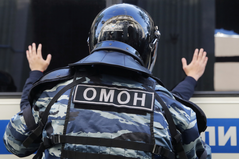 Омоновец задерживает протестующего после митинга 10 августа 2019 года. Maxim Shemetov / Reuters
