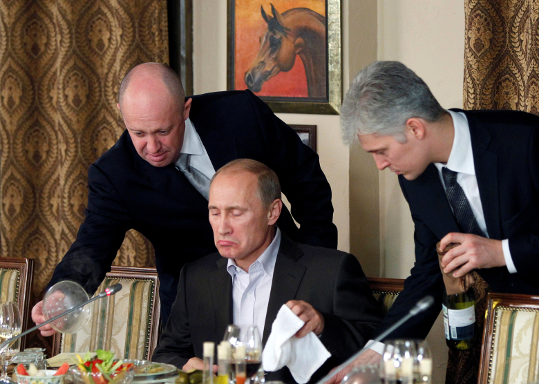 Евгений Пригожин (слева) и Владимир Путин, 2011. Фото: Misha Japaridze / Reuters