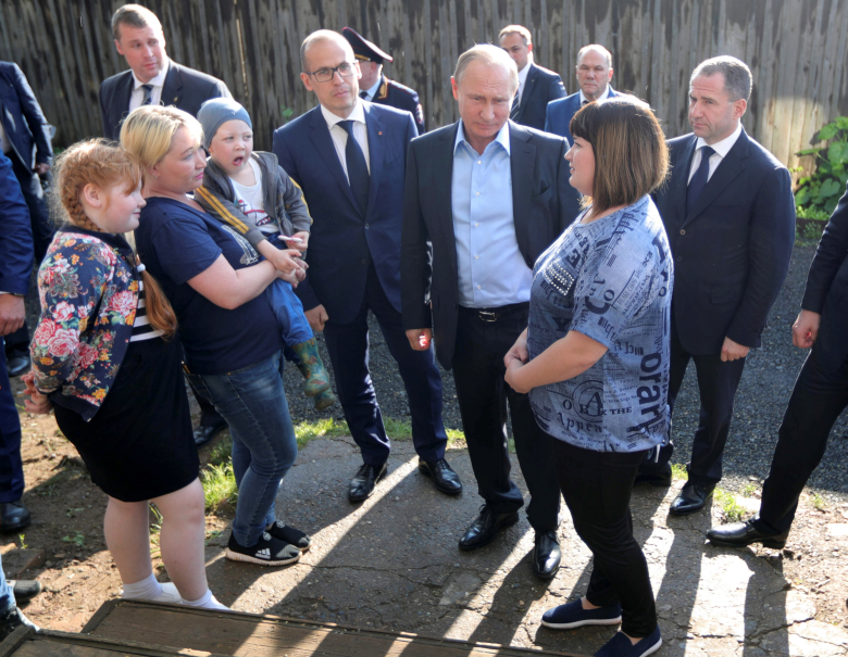 Владимир Путин встречается с жительницей Ижевска, пожаловавшейся на жилищные условия во время прямой линии. Фото: Mikhail Klimentyev / Sputnik / Reuters