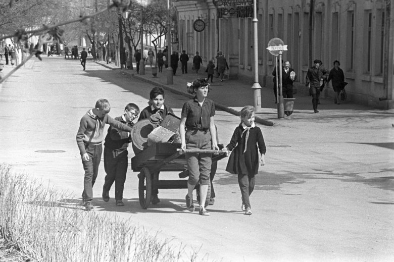 Школьники собирают металлолом, 1969 год. Фото: Май Начинкин / РИА Новости