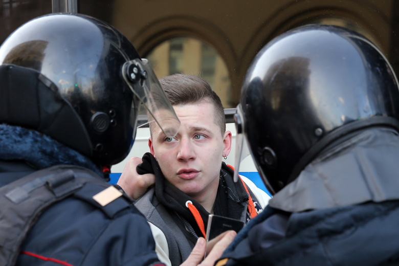 Во время задержания участника несанкционированной акции оппозиции против коррупции на Пушкинской площади. Фото: Антон Новодережкин / ТАСС
