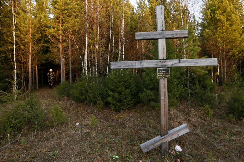 Одно из захоронений на территории бывшего Краслага. Фото: Ilya Naymushin / Reuters