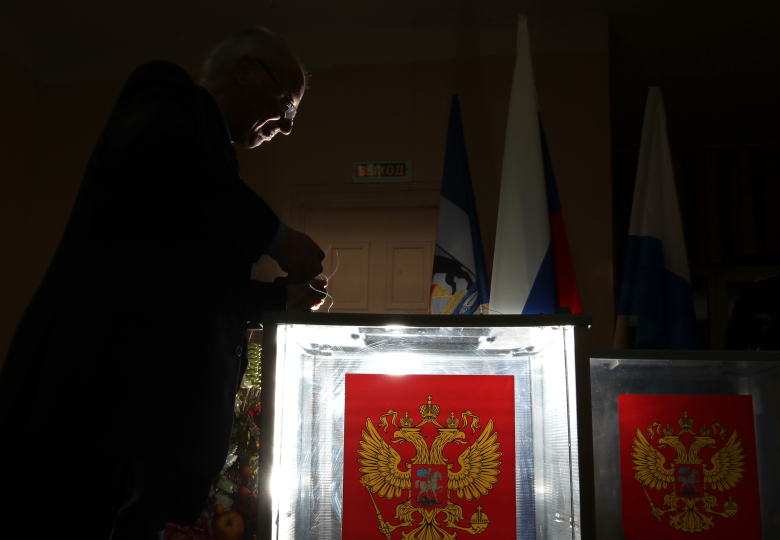 Вскрытие урны для голосования после окончания выборов. Фото: Константин Чалабов / РИА Новости