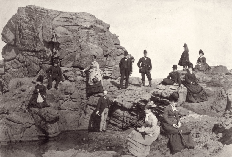 Англичане загорают на скалах, 1870-е