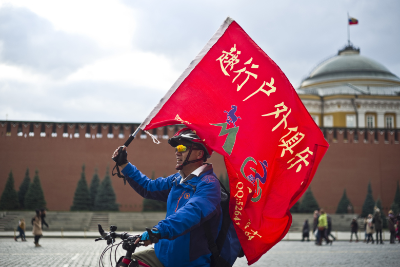 Турист на Красной площади. Фото: Сергей Пятаков / РИА Новости