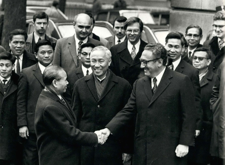 Генри Киссинджер и члены делегации Северного Вьетнама, 1973 год