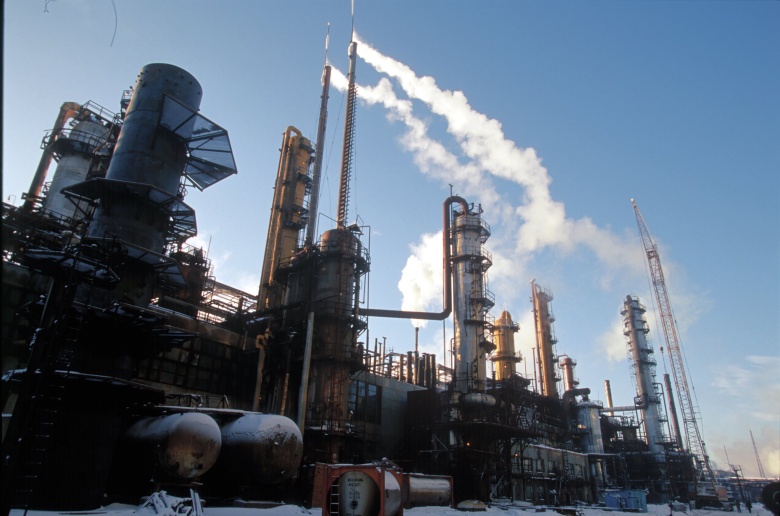 Нефтеперерабатывающий завод в Сибири