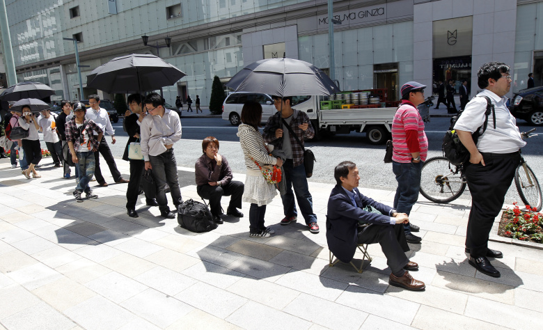 Очередь перед магазином Apple в Токио. Фото: Kim Kyung-Hoon / Reuters