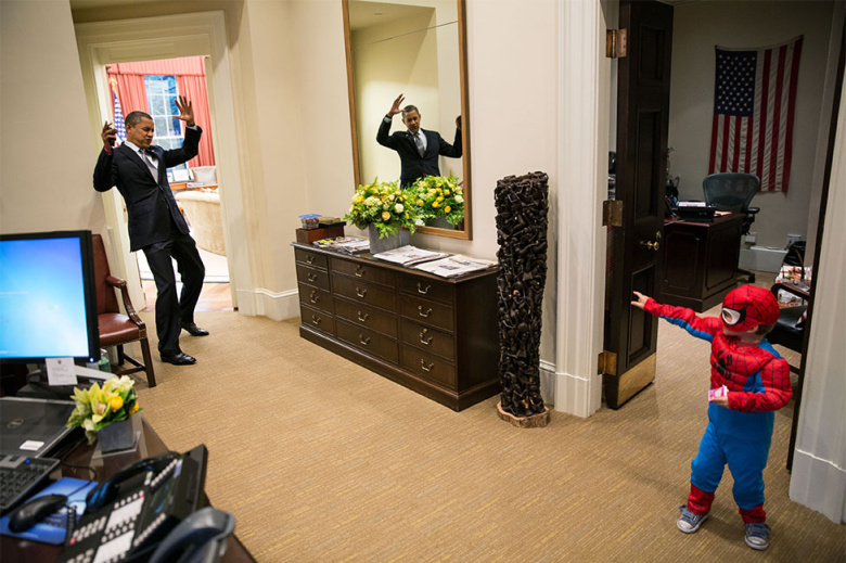 Сын одного из секретарей Белого дома нарядился Человеком-пауком и «поймал» президента. Вашингтон, США, 2012 год