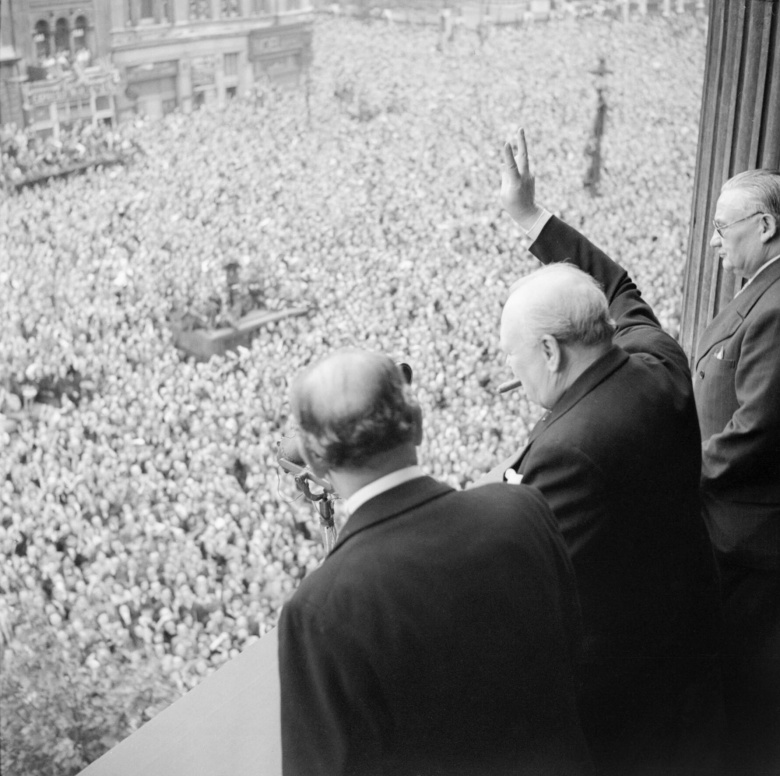 8 мая 1945 года. Черчилль приветствует собравшуюся у Уайтхолла толпу своим фирменным V.