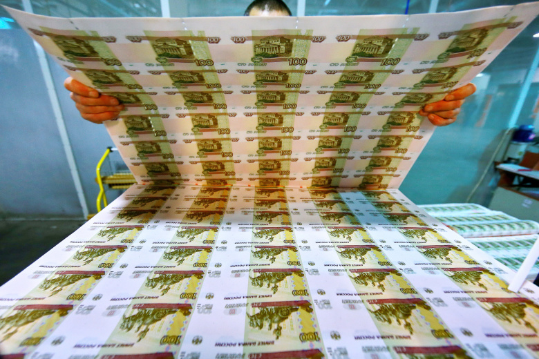 Распечатанные листы сторублевых банкнот на Пермской печатной фабрике Гознака