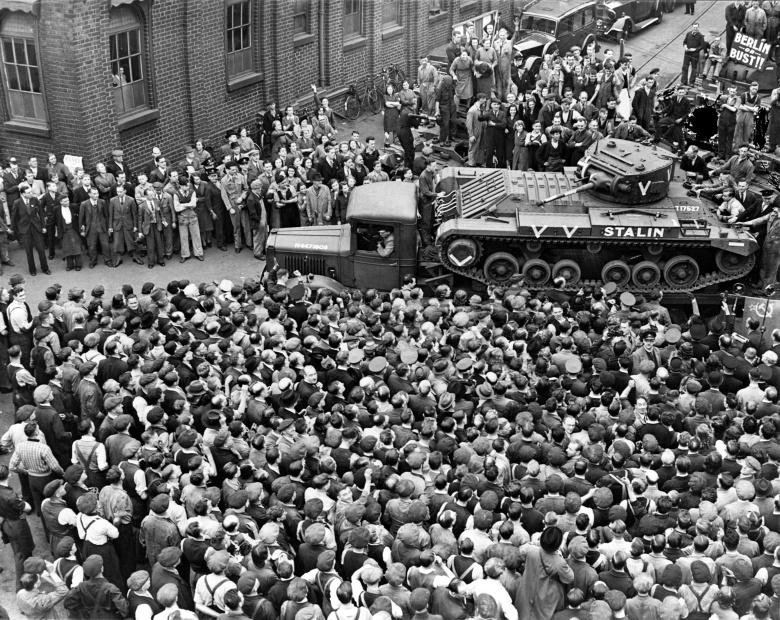 Ленд-лиз Второй мировой войны. На фото декабря 1941 года: английские рабочие провожают на отгрузку в порт произведенные ими для Красной Армии танки Valentine. На этих танках тоже были начертаны буквы V.