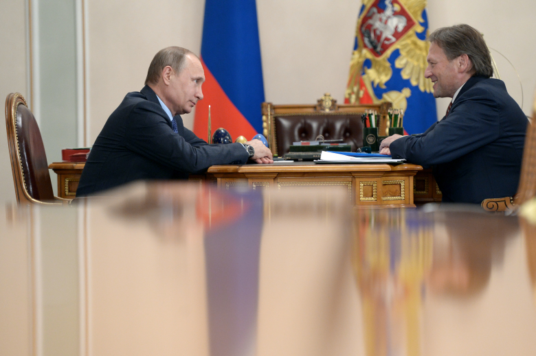Владимир Путин и уполномоченный при президенте РФ по защите прав предпринимателей Борис Титов во время встречи в резиденции Ново-Огарево.