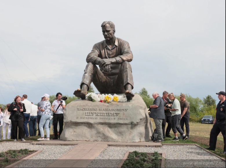 Памятник Василию Шукшину в Барнауле