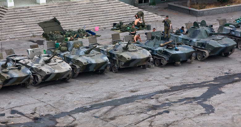 Российские военные на одной из центральных площадей Цхинвали. 16 августа 2008 г.