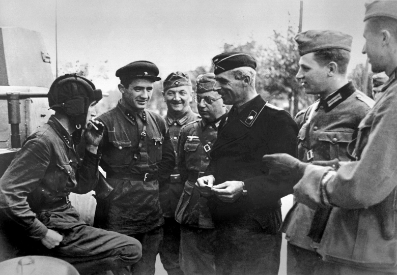 Советские и немецкие военнослужащие общаются между собой в Брест-Литовске. 1939 год