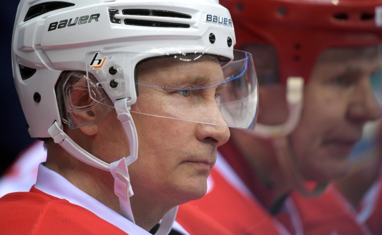 Владимир Путин во время хоккейного матча