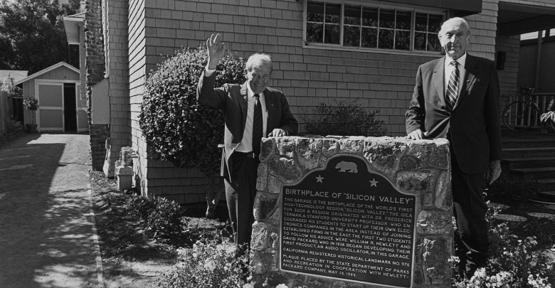 Уильям Хьюлетт и Дэвид Паккард, основатели Кремниевой долины, в своем первом офисе - гараже в Пало-Альто