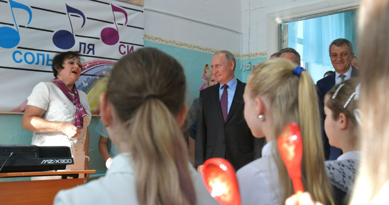 Путин во время посещения средней общеобразовательной школы №6 города Тулуна