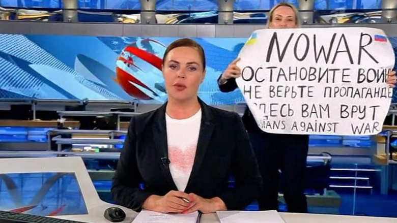 14 марта 2022 года сотрудница Первого канала Марина Овсянникова ворвалась в кадр в прямом эфире программы «Время» с антивоенным плакатом