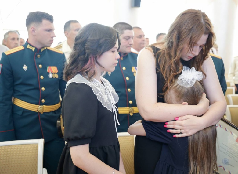 Вручение Звезды Героя России семье капитана Дмитрия Астафьева из Белгорода, погибшего во время войны