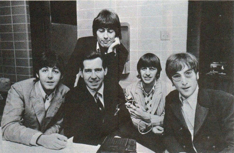 The Beatles (с американским диджеем Джимми Стаггсом), октябрь 1966 года. Конспирологи утверждают, что это одна из последних фотографий "настоящего" Пола