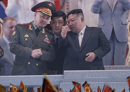 Сергей Шойгу на трибуне рядом с Ким Чэн Ыном во время военного парада в честь 70-летию Победы в Отечественной освободительной войне, Пхеньян 27 июля 2023 года