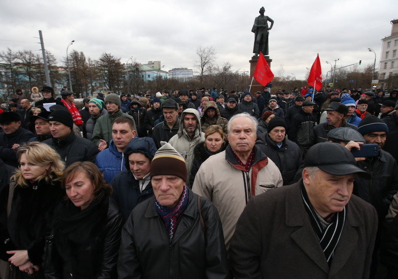 Участники всероссийской акции дальнобойщиков против системы "Платон" на Суворовской площади
