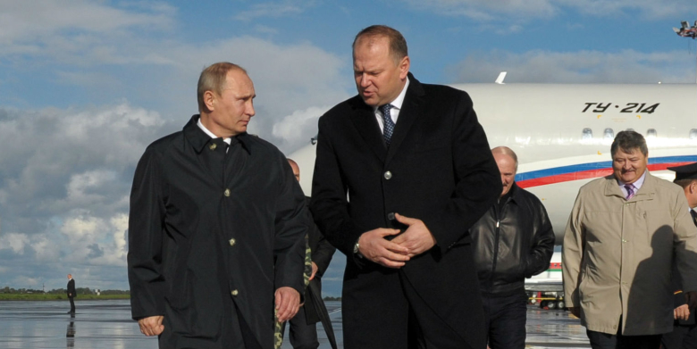 Президент РФ Владимир Путин и губернатор Калининградской области Николай Цуканов во время церемонии встречи в аэропорту Калининграда.
