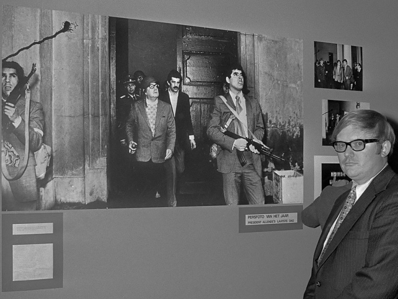 Сделанное Орландо Лагосом последнее фото Сальвадора Альенде (в центре в очках) на World Press Photo в 1974 году. Справа — распространивший снимок по мировым СМИ Дэн Бат из New York Times