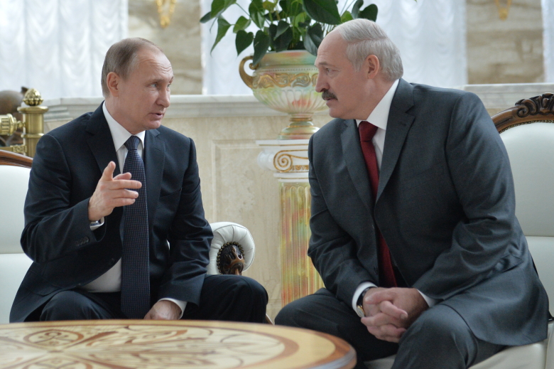 Владимир Путин и Александр Лукашенко во время встречи в аэропорту