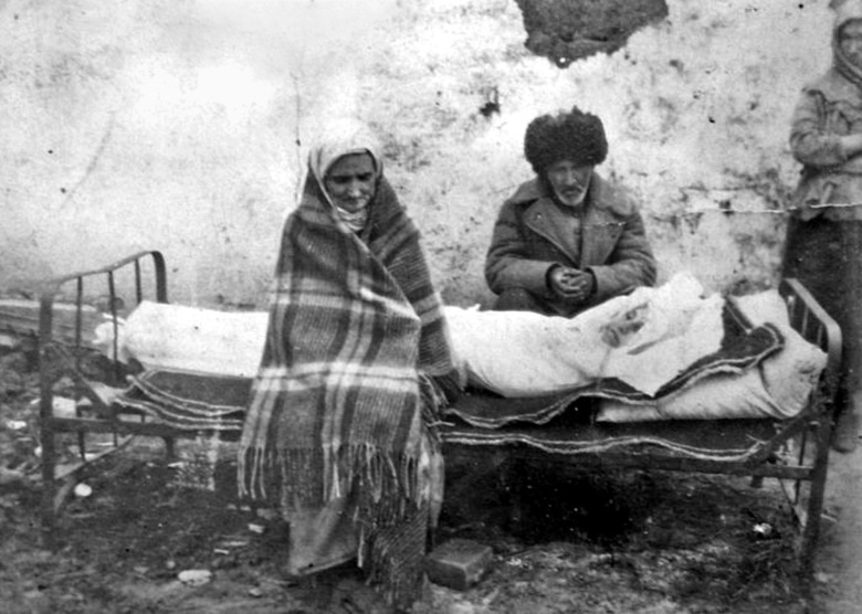 Ингушская семья Газдиевых у тела умершей дочери. Казахстан, 1944 год