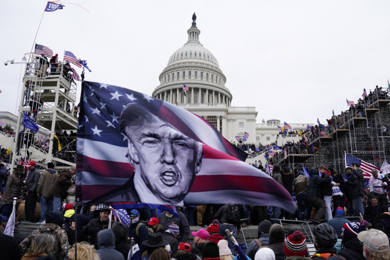 Сторонники Дональда Трампа на ступенях Капитолия в Вашингтоне. Фото: Will Oliver / EPA / TASS