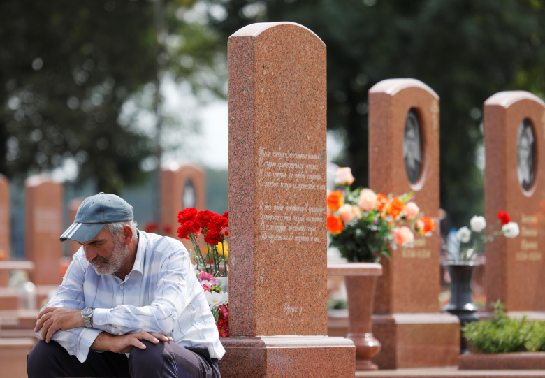 Мужчина на кладбище, где похоронены жертвы теракта в Беслане. 2 сентября 2019 года. Фото: Эдуард Корниенко / Reuters