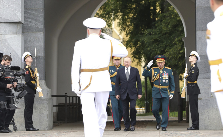 Владимир Путин во Время празднования дня Военно-морского флота