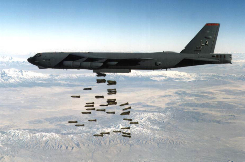 США наносят первые авиаудары по Афганистану, 2001.