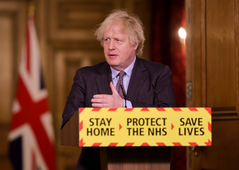 Британский премьер Борис Джонсон объясняет правила антивирусного локдауна на пресс-конференции 22 февраля 2021 г.