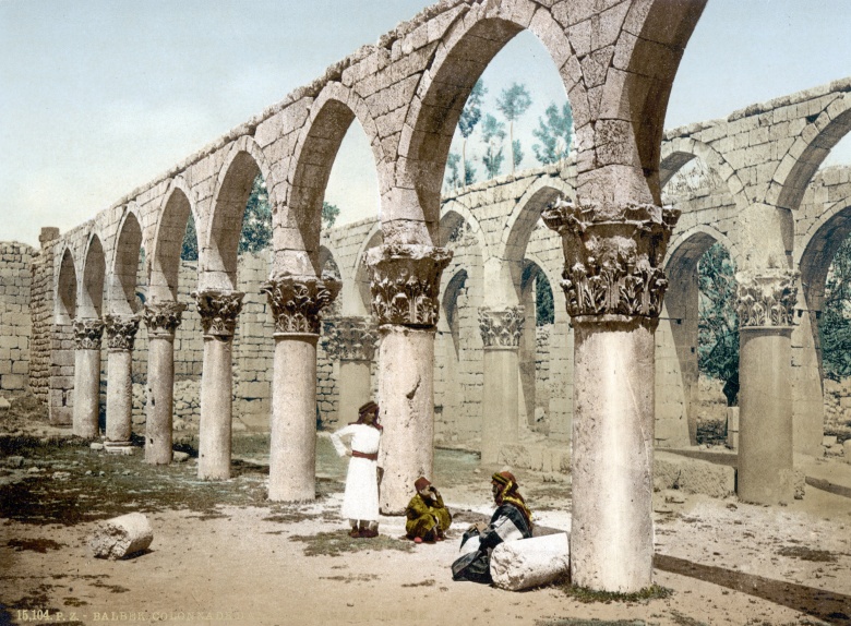 Колоннада мечети, которую в 637 году захватила мусульманская армия под руководством Абу Убайды ибн аль-Джарраха в битве при Ярмуке. Фотография 1900 года.