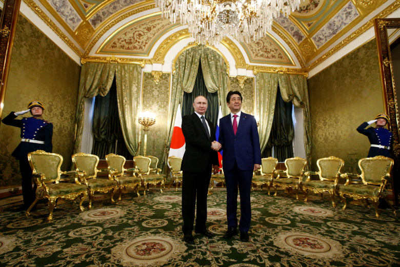 Владимир Путин и премьер-министр Японии Синдзо Абэ во время встречи в Кремле. Фото: Sergei Karpukhin / Reuters
