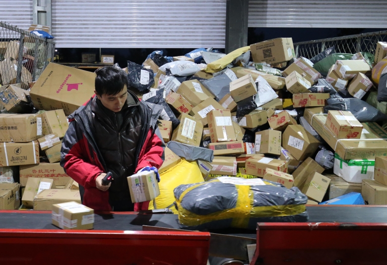 Работа почтовых служб и служб доставки в День холостяков в Китае. Фото: Zhang Chi / Zuma / ТАСС