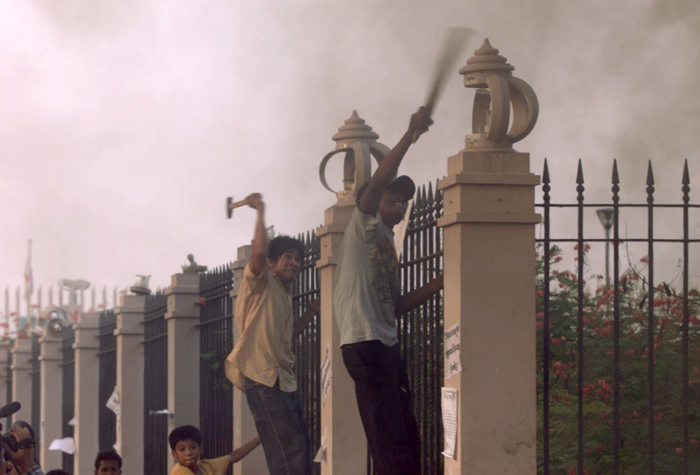 Камбоджийские студенты громят ворота посольства Таиланда, 2003. Фото: Chor Sokunthea / Reuters