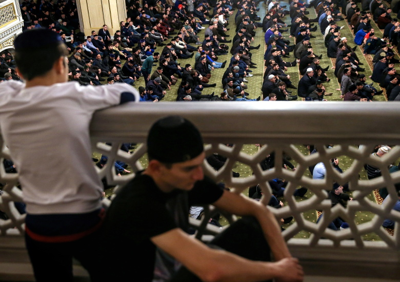 Намаз в мечети «Сердце Чечни» имени Ахмата Кадырова. Фото: Валерий Шарифулин / ТАСС
