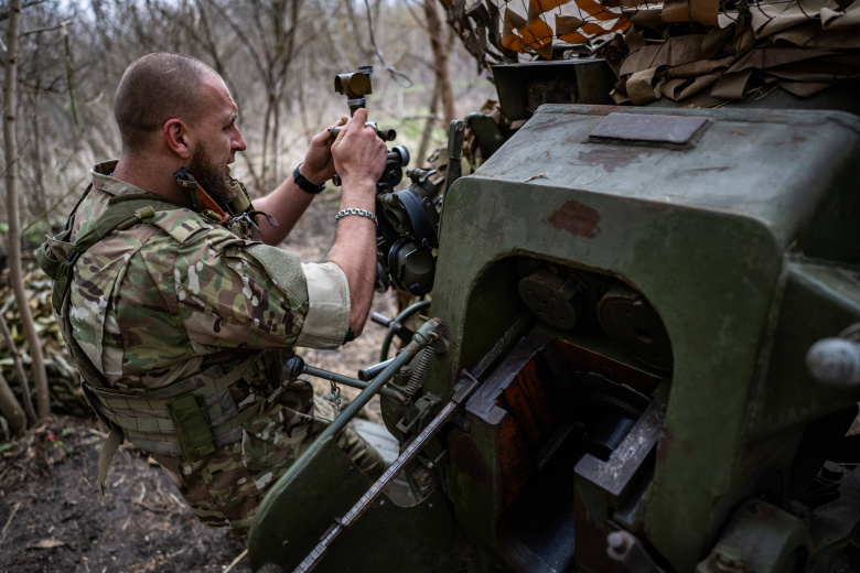 Российский военнослужащий готовится выстрелить из гаубицы Д-20 по украинским позициям